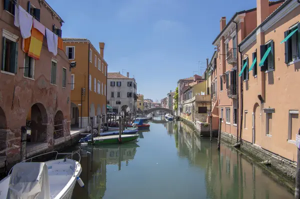 Chioggia / ITALIE - 21 juin 2018 : Rues pittoresques de la ville de Chioggia avec canal d'eau, bateaux et bâtiments . — Photo