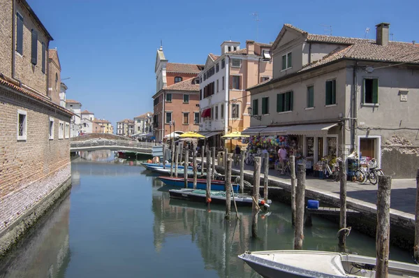 Chioggia / ITALIA - 21 de junio de 2018: Calles pintorescas de la ciudad de Chioggia con canal de agua, barcos y edificios . —  Fotos de Stock