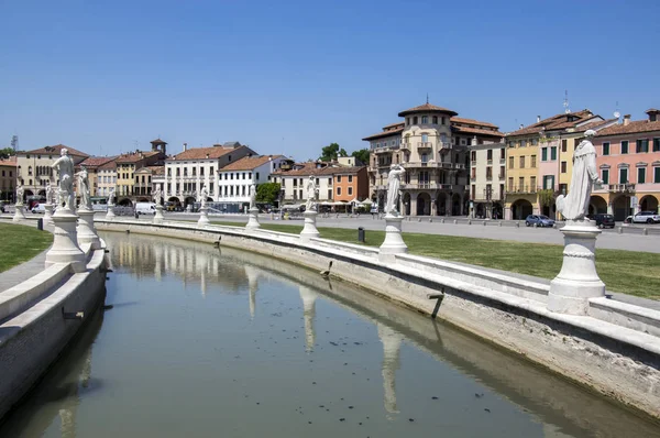 Padova / Olaszország - 2017. június 12.: szép nyári nap, a Prato della Valle tér, a víz-csatorna. Csodálatos olasz szobrok. — Stock Fotó