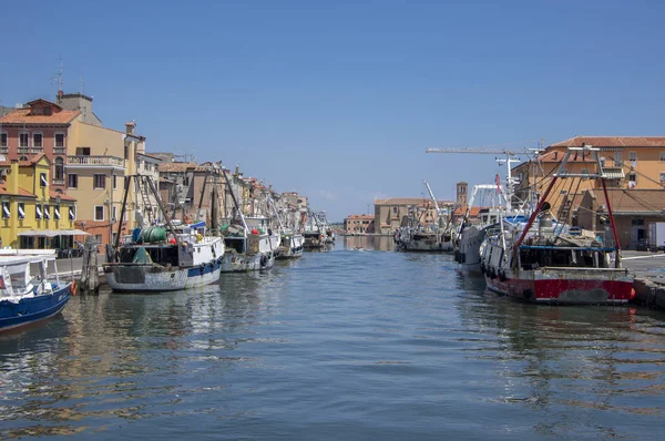 चिोगिया / इटली जून 21, 2018 पाणी कालवा, नौका आणि इमारतींसह चिोगिया शहराच्या पिकोरॉसिक रस्त्यांवर . — स्टॉक फोटो, इमेज