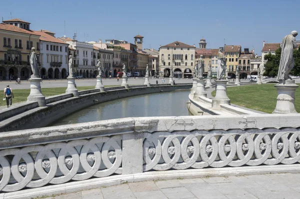 Pádua / ITÁLIA - 12 de junho de 2017: Belo dia de verão na praça Prato della Valle com canal de água. Esculturas italianas incríveis . — Fotografia de Stock