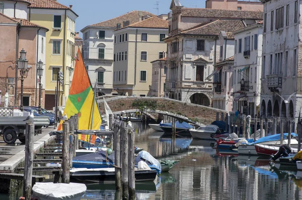 Chioggia / ITALIE - 21 juin 2018 : Rues pittoresques de la ville de Chioggia avec canal d'eau, bateaux et bâtiments . — Photo