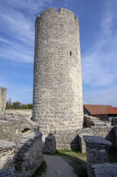 Burgruine Wolfstein старый замок руины с башней, голубое небо — стоковое фото