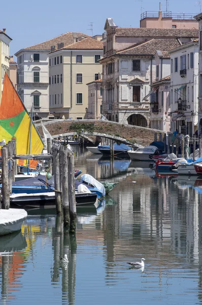 Chioggia / ITALIE - 21 juin 2018 : Rues pittoresques de la ville de Chioggia avec canal d'eau, bateaux et bâtiments . — Photo