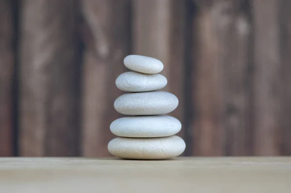 Armonia ed equilibrio, cairn, pietre di portamento semplici su sfondo bianco, scultura zen rock, cinque ciottoli bianchi, torre singola — Foto Stock