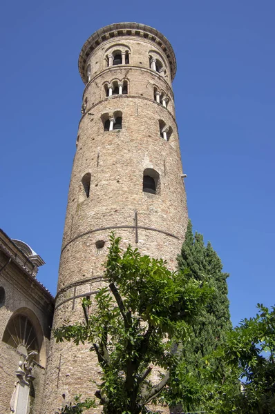 Velho belo medieval antigo redondo italiano vermelho tijolo sino torre em Ravenna — Fotografia de Stock