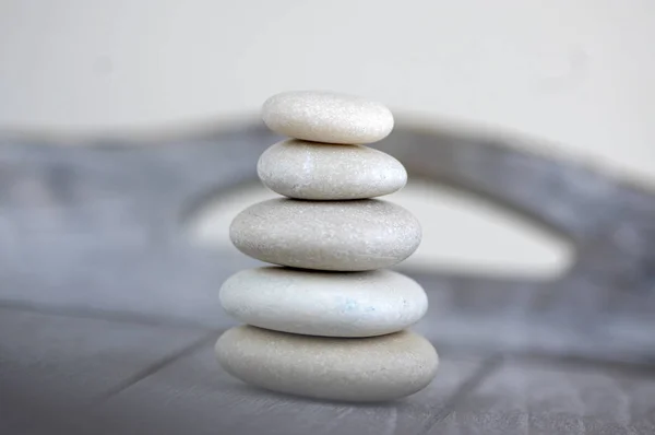 Armonia ed equilibrio, cairn, pietre di portamento semplici su sfondo bianco, scultura zen rock, cinque ciottoli bianchi, torre singola — Foto Stock