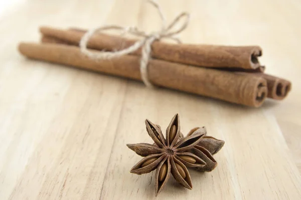 Verse Rauwe Kaneel Stokken Steranijs Houten Tafel Gebonden Met Natuurlijke — Stockfoto