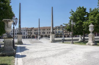 Padua/Italya-12 Haziran 2017: Prato della Valle Meydanı 'nda su kanalı ile güzel yaz günü. İnanılmaz İtalyan heykeller.