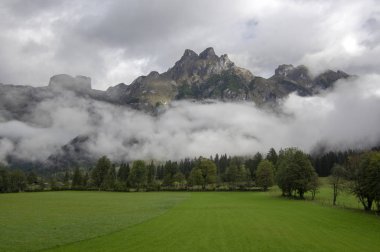 Avusturyalı Verfenveg Köyü Alp Dağları sonbahar sahne sis, çayırlar ve kayalar
