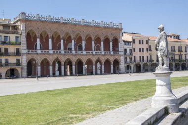 Padua/Italya-12 Haziran 2017: Prato della Valle Meydanı 'nda su kanalı ile güzel yaz günü. İnanılmaz İtalyan heykeller.