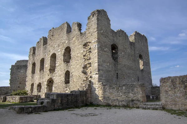 Burgruine Wolfstein старый замок руины с башней, голубое небо — стоковое фото