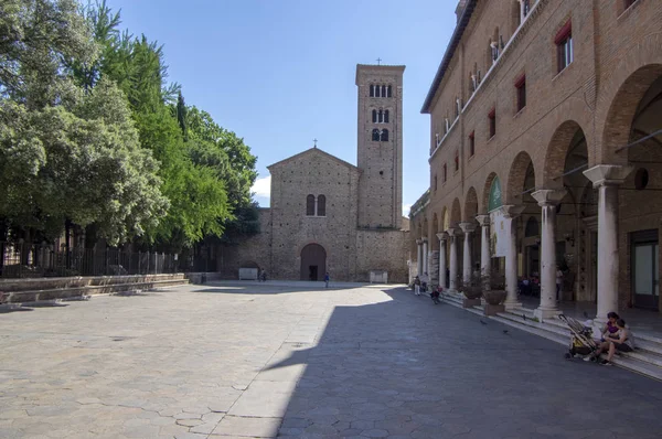 Ravenna/Italya-20 Haziran 2018: San Francesco Bazilikası, yüksek kule ile güzel İtalyan Kilisesi. — Stok fotoğraf