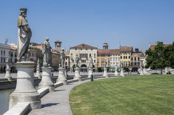 Падуя / ИТАЛИЯ - 12 июня 2017 года: летний день на площади Prato della Villa с водопроводом. Удивительные итальянские скульптуры . — стоковое фото