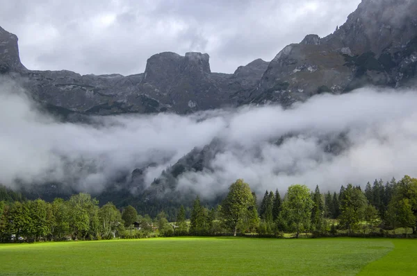 Avusturyalı Verfenveg Köyü Alp Dağları sonbahar sahne sis, çayırlar ve kayalar
