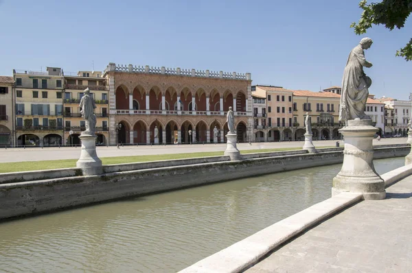 Padua / ITALIA - 12 de junio de 2017: Hermoso día de verano en la plaza Prato della Valle con canal de agua. Increíbles esculturas italianas . — Foto de Stock