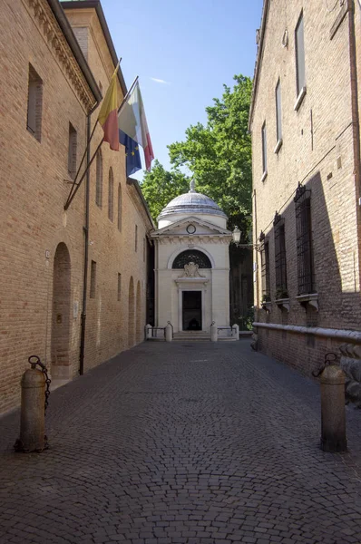 Ravenna / ITÁLIA - 20 de junho de 2018: Túmulo Dante Alighieri escondido no final da estreita rua italiana . — Fotografia de Stock