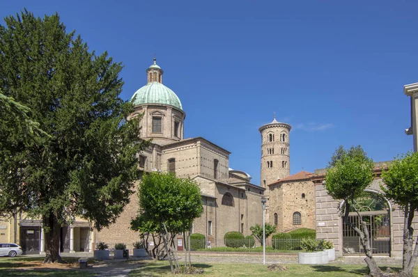 Antiguo hermoso medieval antiguo ronda italiana campanario de ladrillo rojo en Rávena —  Fotos de Stock