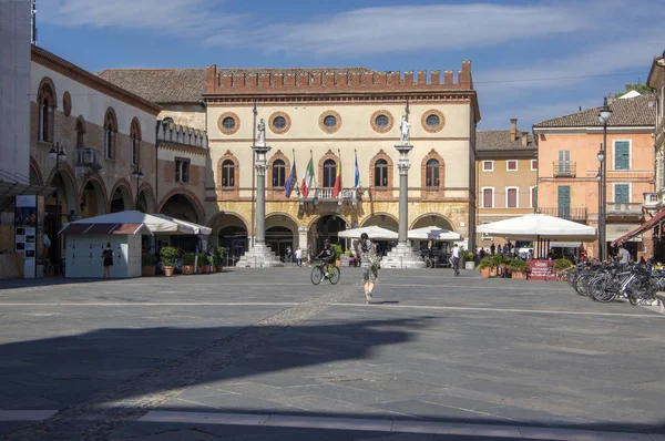 Ravenna / ITÁLIA - 20 de junho de 2018: Edifício da cidade haa na praça Popolo. Belo dia de verão ensolarado durante a temporada turística . — Fotografia de Stock