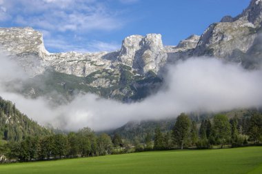 Avusturyalı Verfenveg Köyü Alp Dağları sonbahar sahne sis, çayırlar ve kayalar