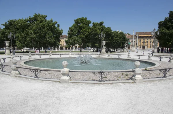 Padua/Italya-12 Haziran 2017: Prato della Valle Meydanı 'nda su kanalı ile güzel yaz günü. İnanılmaz İtalyan heykeller.
