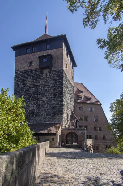 Núremberg / ALEMANIA - 17 de septiembre de 2018: El castillo imperial de Núremberg con torres en la cima de la colina . —  Fotos de Stock