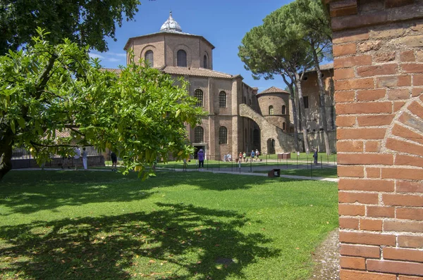 Ravenna / İtalya - 20 Haziran 2018: San Vitale güzel tarihi yapı, İlgilenilen yeri şaşırtıcı Basilica. — Stok fotoğraf