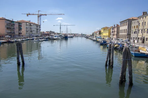 Chioggia / ITÁLIA - 21 de junho de 2018: Ruas pitorescas da cidade de Chioggia com canal de água, barcos e edifícios . — Fotografia de Stock