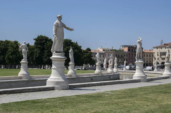 Padua / Italien - 12 juni 2017: vacker sommardag på Prato della Valle torget med vatten kanal. Fantastiska italienska skulpturer. — Stockfoto