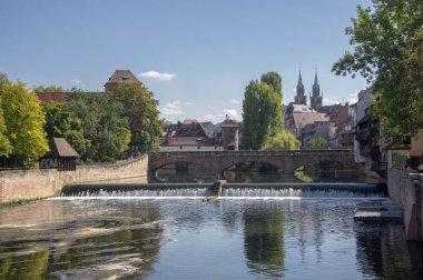 Nuremberg/Almanya-17 Eylül 2018: Nuremberg 'deki Pegnitz nehrinin pitoresk görünümü, su yansımaları ile.