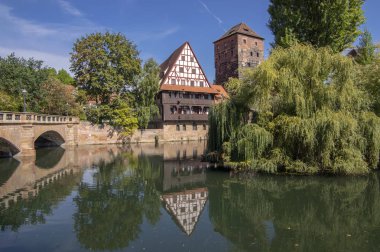 Nürnberg / Almanya - 17 Eylül 2018: Weinstadel ve Maxbrucke, Nürnberg'in en güzel bölgelerinden biri