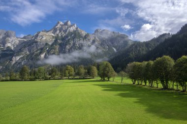 Avusturyalı Verfenveg Köyü Alp Dağları sonbahar sahne sis, çayırlar ve kayalar