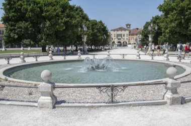 Padua/Italya-12 Haziran 2017: Prato della Valle Meydanı 'nda su kanalı ile güzel yaz günü. İnanılmaz İtalyan heykeller.