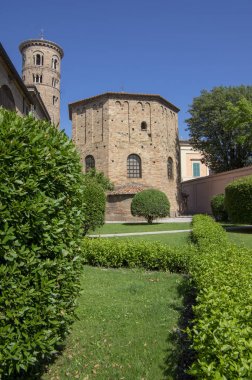 Eski güzel Ortaçağ eski İtalyan kırmızı tuğla çan kulesine Ravenna yuvarlak