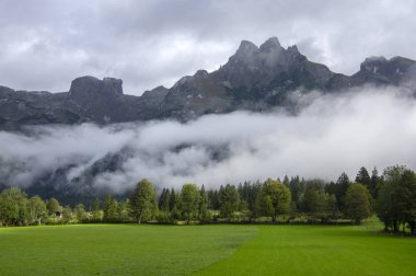 Avusturyalı Verfenveg Köyü Alp Dağları sonbahar sahne sis, çayırlar ve kayalar