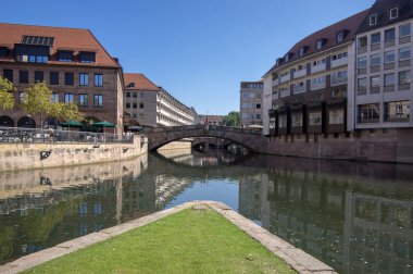 Nürnberg / Almanya - 17 Eylül 2018: yaşayan tarihi merkezi Nuremerg içinde yol. Blok daireler.