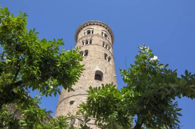 Eski güzel Ortaçağ eski İtalyan kırmızı tuğla çan kulesine Ravenna yuvarlak