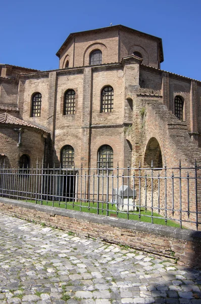 Rávena / ITALIA - 20 de junio de 2018: Basílica de San Vitale impresionante hermoso edificio histórico, lugar de interés . —  Fotos de Stock