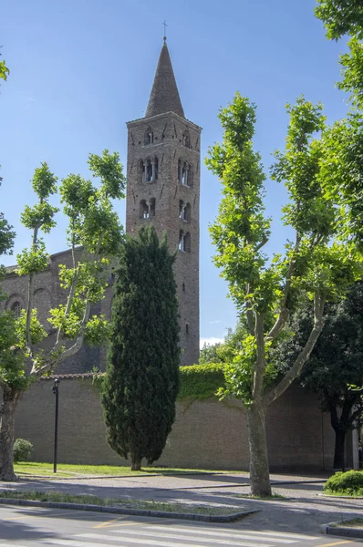 Ravenna / İtalya - 20 Haziran 2018: San Giovanni Evangelista Kilisesi, yeşilliklerle çevrili güzel kilise, kuleli — Stok fotoğraf