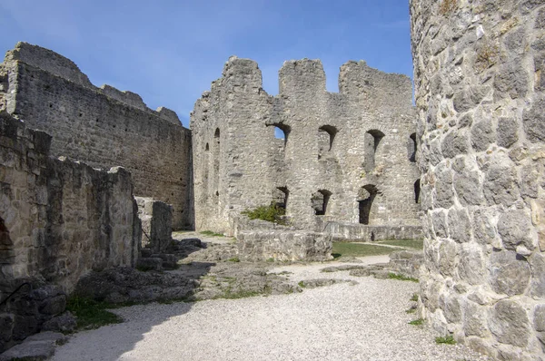 Burgruine Wolfstein старый замок руины с башней, голубое небо — стоковое фото