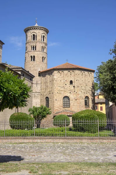 Antiguo hermoso medieval antiguo ronda italiana campanario de ladrillo rojo en Rávena —  Fotos de Stock