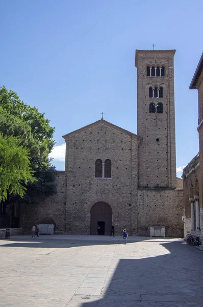 Ravena / ITÁLIA - 20 de junho de 2018: Basílica de San Francesco, bela igreja italiana com torre alta . — Fotografia de Stock