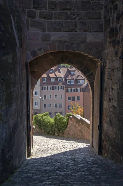 Nuremberg / ALLEMAGNE - 17 septembre 2018 : Le château impérial de Nuremberg avec des tours au sommet de la colline . — Photo