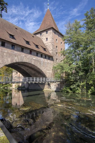 Nuremberg / ALEMANIA - 17 de septiembre de 2018: Pintoresca vista del río Pegnitz en Nuremberg con reflejos de agua . —  Fotos de Stock