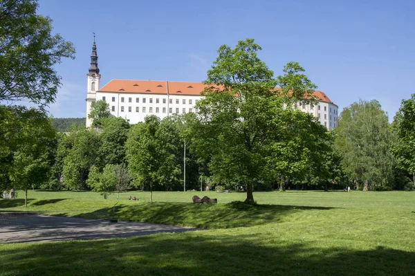 Исторический старинный замок в чешском городе Дечин. Великий летний день с солнечным светом и голубым небом . — стоковое фото
