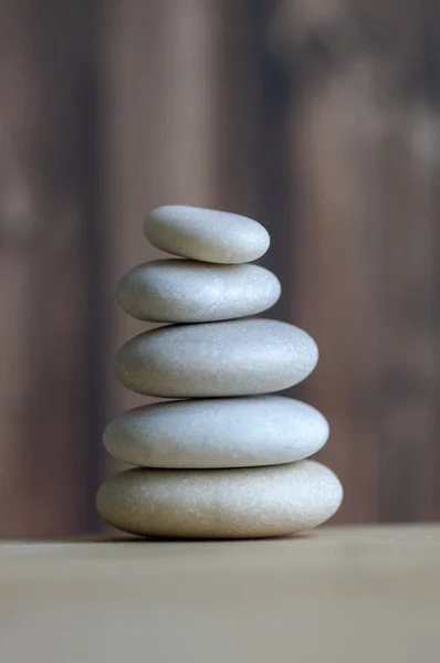 Armonia ed equilibrio, cairn, pietre di portamento semplici su sfondo bianco, scultura zen rock, cinque ciottoli bianchi, torre singola — Foto Stock