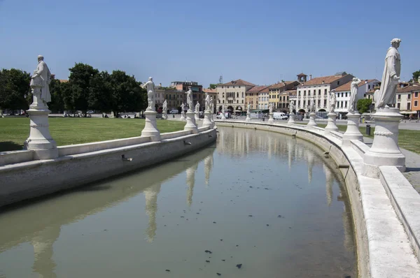 Pádua / ITÁLIA - 12 de junho de 2017: Belo dia de verão na praça Prato della Valle com canal de água. Esculturas italianas incríveis . — Fotografia de Stock