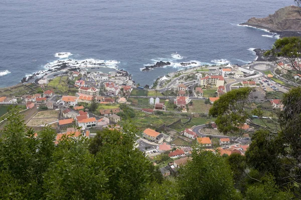Madeira eiland, stad Porto Moniz luchtfoto, huizen en hotels, kustlijn met rotsen en prachtig groen — Stockfoto