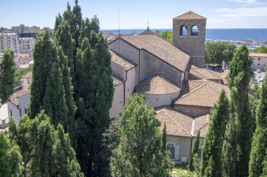 Trieste / İtalya - 23 Haziran 2018: Trieste Katedrali sonraki Castello di San Giusto turistik sezon da.