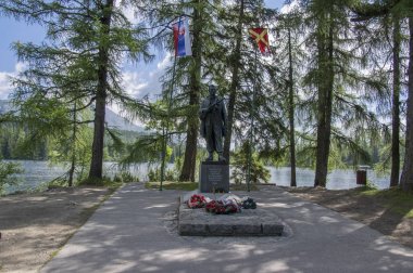 Snp anıtı, Strbske pleso / Slovakya - 9 Temmuz 2017: Yüksek Tatras'ta strbske pleso'ya yerleştirilen askerlerin anısına heykel